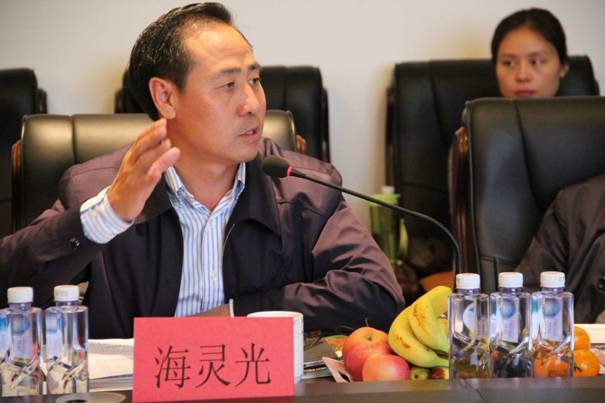 海南省內(nèi)蒙古商會(huì)會(huì)長(zhǎng)、內(nèi)蒙古農(nóng)牧業(yè)產(chǎn)業(yè)化龍頭企業(yè)協(xié)會(huì)海南辦事處主任海靈光介紹對(duì)接情況.JPG
