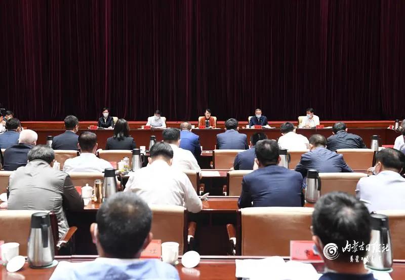 王莉霞主席主持召開自治區(qū)民營(yíng)企業(yè)座談會(huì)，周勇會(huì)長(zhǎng)作專題匯報(bào)